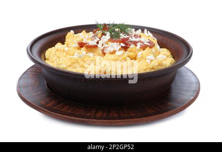 Schmackhafter Banosh mit Brynza und Schweinegrieben in der Schüssel isoliert auf weiß. Traditionelles ukrainisches Gericht Stockfoto