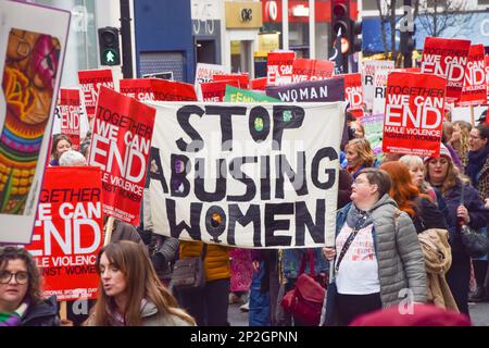 London, England, Großbritannien. 4. März 2023. Tausende von Frauen marschierten im Rahmen der jährlich stattfindenden Million Women Rise march and Rallye in Zentral-London, um gegen männliche Gewalt zu protestieren. (Kreditbild: © Vuk Valcic/ZUMA Press Wire) NUR REDAKTIONELLE VERWENDUNG! Nicht für den kommerziellen GEBRAUCH! Stockfoto