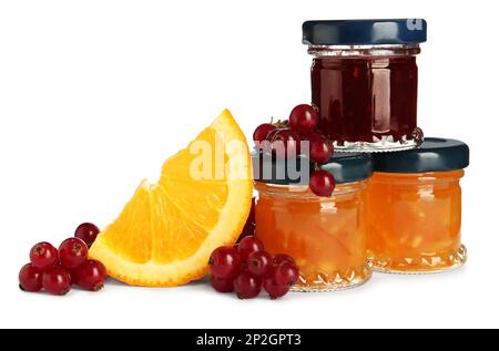 Gläser mit verschiedenen Marmeladen und frischen Zutaten auf weißem Hintergrund Stockfoto