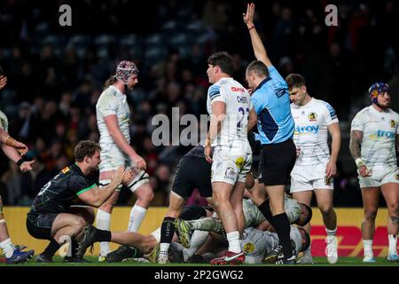 Harlequins' Stephan Lewies versucht es beim Gallagher Premiership Match im Twickenham Stadium, London. Foto: Samstag, 4. März 2023. Stockfoto