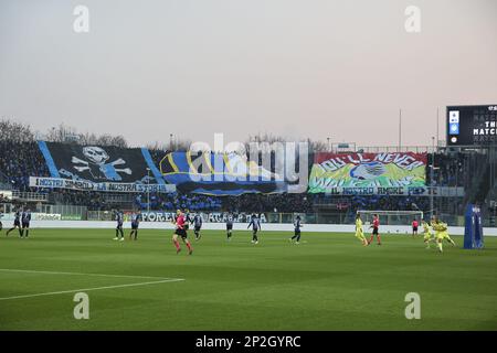 Bergamo, Italien. 04. März 2023. Atalanta-Fans zeigen ihre Unterstützung beim Spiel Atalanta FC gegen Udinese FC, 25Â° Serie A Tim 2022-23 im Gewiss - Atleti azzurri d'Italia Stadium in Bergamo (BG), Italien, am 04. März 2022. Kredit: Unabhängige Fotoagentur/Alamy Live News Stockfoto