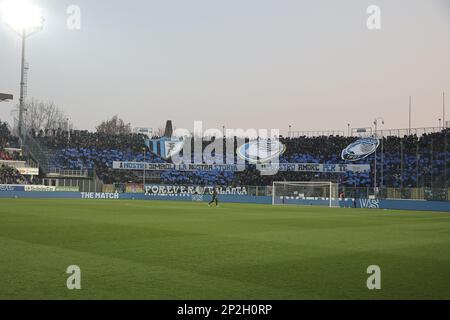 Bergamo, Italien. 04. März 2023. Atalanta-Fans zeigen ihre Unterstützung beim Spiel Atalanta FC gegen Udinese FC, 25Â° Serie A Tim 2022-23 im Gewiss - Atleti azzurri d'Italia Stadium in Bergamo (BG), Italien, am 04. März 2022. Kredit: Unabhängige Fotoagentur/Alamy Live News Stockfoto