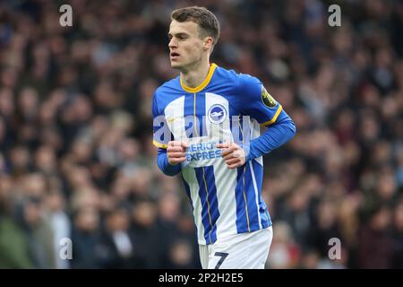 Solly March in Aktion für Brighton & Hove Albion im AMEX Stadium Stockfoto