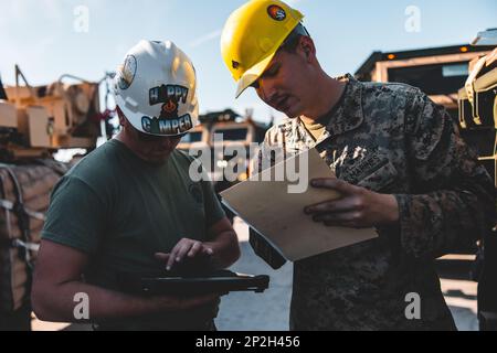 USA Marinekorps CPL. Charles Blue, ein Maschinenmechaniker mit 8. Ingenieurstützungsbataillon, Left, Und CPL. Carter Ayers, ein Fahrzeugwartungstechniker mit 2. Landing Support Bataillon, beide mit Combat Logistics Regiment 27, 2. Marine Logistics Group führt gemeinsame, begrenzte taktische Inspektionen während der Maritime Pre-Positioning Force Exercise (MPFEX) 23 an der Marine Corps Support Facility Blount Island, Florida, am 8. Februar 2023 durch. MPFEX 23 ist eine militärische Übung, die es Marines und Matrosen ermöglicht, gemeinsam militärische Ausrüstung von einem einzigen MPF-Schiff, den USA, zu entladen und zu verarbeiten Stockfoto