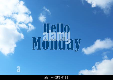 Hallo Montag, beginnen Sie Ihre Woche mit guter Laune. Blick auf den wunderschönen blauen Himmel mit flauschigen Wolken Stockfoto