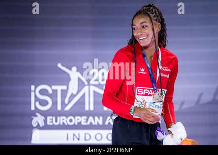 Der belgische Nafissatou Nafi Thiam wurde am Samstag, den 04. März 2023, auf der Podiumszeremonie des Frauenfünfkampfes bei der 37. Ausgabe der europäischen Leichtathletik-Hallenmeisterschaft in Istanbul, Türkei, gefilmt. Die Meisterschaften finden vom 2. Bis 5. März statt. BELGA FOTO JASPER JACOBS Stockfoto