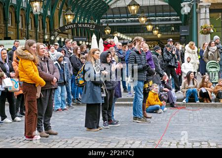 Eine Menge Touristen beobachten live Straßenkünstler auf dem Covent Garden Market in London, WC2 England, KATHY DEWITT Stockfoto
