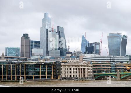 Blick auf die Gebäude des Finanzzentrums der Londoner City an einem trüben Wintertag von der Bankside im Süden Londons, England, Großbritannien, KATHY DEWITT Stockfoto