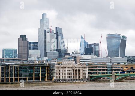 Blick auf die Gebäude des Finanzzentrums der Londoner City an einem trüben Wintertag von der Bankside im Süden Londons, England, Großbritannien, KATHY DEWITT Stockfoto