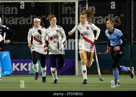 WASSENAAR, NIEDERLANDE - MÄRZ 4: Noor de Baat von Amsterdam D1Michelle Filet von Amsterdam D1, Sabine Plonissen von Amsterdam D1 feiert nach dem dritten Tor des Teams während des Spiels Tulp Hoofdklasse Dames zwischen HGC D1 und Amsterdam D1 bei Roggewoning am 4. März 2023 in Wassenaar, Niederlande (Foto: Hans van der Valk/Orange Pictures) Stockfoto