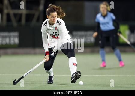 WASSENAAR, NIEDERLANDE - MÄRZ 4: Sabine Plonissen von Amsterdam D1 während des Spiels der Tulp Hoofdklasse Dames zwischen HGC D1 und Amsterdam D1 bei Roggewoning am 4. März 2023 in Wassenaar, Niederlande (Foto: Hans van der Valk/Orange Pictures) Stockfoto
