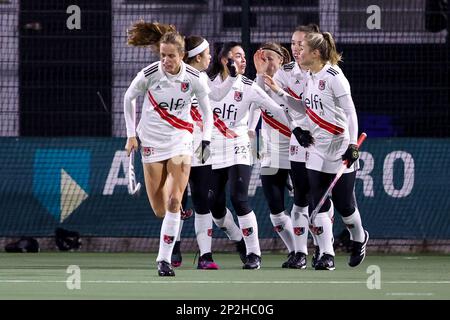 WASSENAAR, NIEDERLANDE - MÄRZ 4: Felice Albers aus Amsterdam D1, Sabine Plonissen aus Amsterdam D1, Stella van Gils aus Amsterdam D1, Fay van der Elst aus Amsterdam D1, Freeke Moes aus Amsterdam D1 feiert nach dem zweiten Tor des Teams während des Spiels der Tulp Hoofdklasse Dames zwischen HGC D1 und Amsterdam D1 bei Roggewoning am 4. März 2023 in Wassenaar, Niederlande (Foto: Hans van der Valk/Orange Pictures) Stockfoto