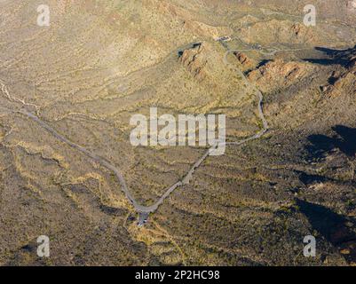 Die Gates Pass Road in den Tucson Mountains mit der Landschaft der Sonora-Wüste vom Gates Pass in der Nähe des Saguaro National Park in Tucson, Arizona, Arizona, Arizona, Arizona, aus der Vogelperspektive Stockfoto