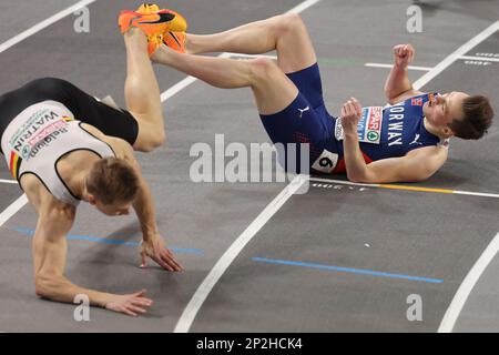 Istanbul, Türkei. 04. März 2023. Leichtathletik/Halle: Europameisterschaft, 400 Meter, Finale der Herren, Gewinner Karsten Warholm aus Norwegen (r) fällt nach der Ziellinie neben dem zweitplatzierten Julien Watrin aus Belgien. Kredit: Oliver Weiken/dpa/Alamy Live News Stockfoto