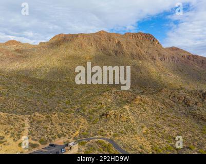 Die Tucson Mountains aus der Vogelperspektive mit der Landschaft der Sonora-Wüste vom Gates Pass in der Nähe des Saguaro-Nationalparks in Tucson, Arizona, Arizona, Arizona, USA. Stockfoto