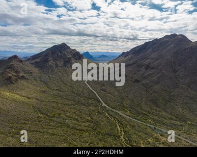 Yetman Trail zwischen Ringtail Ridge und Golden Gate Peak in den Tucson Mountains aus der Vogelperspektive mit der Landschaft der Sonora-Wüste vom Gates Pass in der Nähe von Saguaro Na Stockfoto