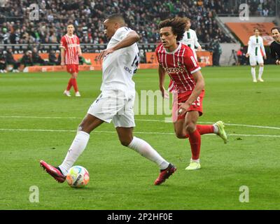 Mönchengladbach, Nordrhein-Westfalen, Deutschland. 4. März 2023. Borussia Monchengladbach Forward ALASSANE PLEA (14, links) versucht einen Schuss vor SC Freiburger Verteidiger KILIANN ERIC SILDILLIA (25, rechts) im Borussia Monchengladbach-SC Freiburg Bundesliga-Spiel im Borengussia-Park in Monchengladbach am 4. März 2023. (Kreditbild: © Kai Dambach/ZUMA Press Wire) NUR REDAKTIONELLE VERWENDUNG! Nicht für den kommerziellen GEBRAUCH! Stockfoto