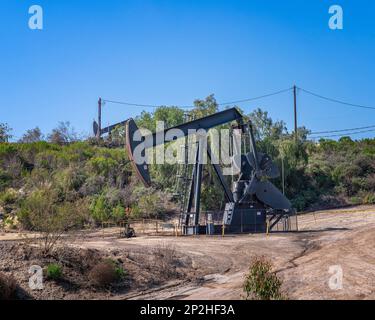 3. März 2023, Los Angeles, Kalifornien, USA: Pumpjacks sind am Inglewood Oil Field in Los Angeles, Kalifornien, tätig. Es ist das größte Ölfeld in LA. Stockfoto