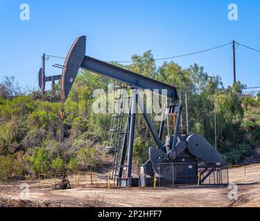 3. März 2023, Los Angeles, Kalifornien, USA: Pumpjacks sind am Inglewood Oil Field in Los Angeles, Kalifornien, tätig. Es ist das größte Ölfeld in LA. Stockfoto