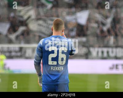 Mönchengladbach, Nordrhein-Westfalen, Deutschland. 4. März 2023. SC Freiburg Torhüter MARK FLEKKEN (26) steht am 4. März 2023 im Borussia Monchengladbach-SC Freiburg Bundesliga im Borussia-Park in Mönchengladbach im Tor. (Kreditbild: © Kai Dambach/ZUMA Press Wire) NUR REDAKTIONELLE VERWENDUNG! Nicht für den kommerziellen GEBRAUCH! Stockfoto