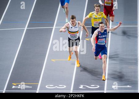 Julien Watrin aus Belgien und Karsten Warholm aus Norwegen, die am Samstag, den 04. März 2023, in Istanbul, Türkei, die Ziellinie beim Finale der Herren 400m bei der Ausgabe der europäischen Leichtathletik-Hallenmeisterschaft 37. überqueren. Die Meisterschaften finden vom 2. Bis 5. März statt. BELGA FOTO JASPER JACOBS Stockfoto