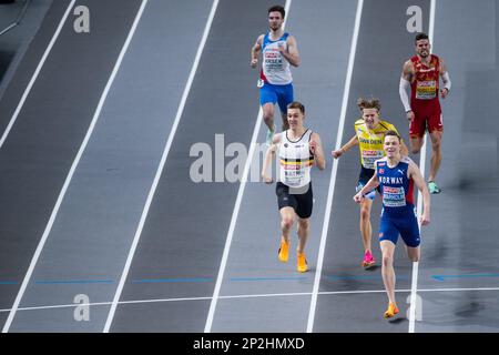 Julien Watrin aus Belgien und Karsten Warholm aus Norwegen, die am Samstag, den 04. März 2023, in Istanbul, Türkei, die Ziellinie beim Finale der Herren 400m bei der Ausgabe der europäischen Leichtathletik-Hallenmeisterschaft 37. überqueren. Die Meisterschaften finden vom 2. Bis 5. März statt. BELGA FOTO JASPER JACOBS Stockfoto