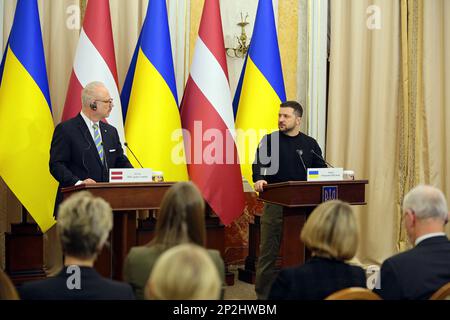 Nicht exklusiv: LEMBERG, UKRAINE - 03. MÄRZ 2023 - Präsident der Ukraine Volodymyr Zelenskyy (R) und Präsident der Republik Lettland Egils Levits sind Stockfoto