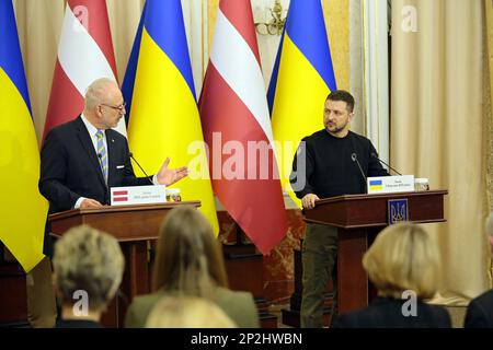 Nicht exklusiv: LEMBERG, UKRAINE - 03. MÄRZ 2023 - Präsident der Ukraine Volodymyr Zelenskyy (R) und Präsident der Republik Lettland Egils Levits sind Stockfoto