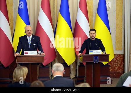 Nicht exklusiv: LEMBERG, UKRAINE - 03. MÄRZ 2023 - Präsident der Ukraine Volodymyr Zelenskyy (R) und Präsident der Republik Lettland Egils Levits sind Stockfoto