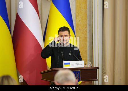 Nicht exklusiv: LEMBERG, UKRAINE - 03. MÄRZ 2023 - Präsident der Ukraine Volodymyr Zelenskyy wird auf einer gemeinsamen Pressekonferenz mit Präsident von vorgestellt Stockfoto