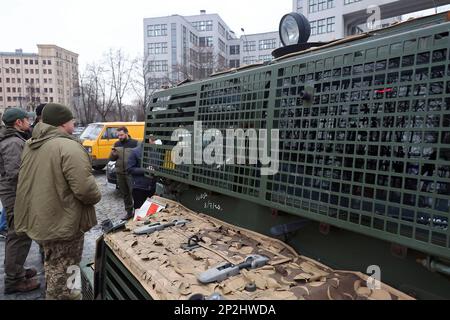 Nicht exklusiv: CHARKIV, UKRAINE - 03. MÄRZ 2023 - mit Unterstützung des Leiters der regionalen Militärverwaltung Charkiv, OLEH Syniehubov, und Freiwilligen von Stockfoto