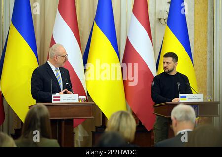 Nicht exklusiv: LEMBERG, UKRAINE - 03. MÄRZ 2023 - Präsident der Ukraine Volodymyr Zelenskyy (R) und Präsident der Republik Lettland Egils Levits sind Stockfoto