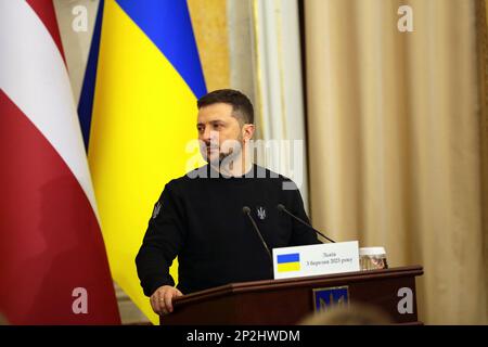 Nicht exklusiv: LEMBERG, UKRAINE - 03. MÄRZ 2023 - Präsident der Ukraine Volodymyr Zelenskyy wird auf einer gemeinsamen Pressekonferenz mit Präsident von vorgestellt Stockfoto