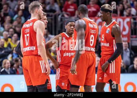 Berlin, Deutschland. 04. März 2023. Basketball: Bundesliga, Alba Berlin - FC Bayern München, Hauptrunde, Spieltag 22, Mercedes-Benz Arena. Team von Bayern München spricht auf dem Platz. Kredit: Andreas Gora/dpa/Alamy Live News Stockfoto