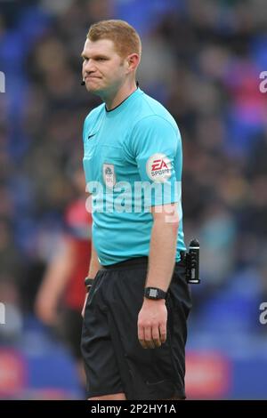 Schiedsrichter James Oldham während des Spiels der Sky Bet League 2 zwischen Tranmere Rovers und Hartlepool United in Prenton Park, Birkenhead, am Samstag, den 4. März 2023. (Foto: Scott Llewellyn | MI News) Guthaben: MI News & Sport /Alamy Live News Stockfoto