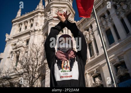 Madrid, Spanien. 04. März 2023. Eine Frau macht Gesten während der Demonstration. Iranische Staatsbürger mit Wohnsitz in Spanien protestieren auf der Plaza de Cibeles, Madrid, gegen die Hunderte von Fällen von Mädchen, die in Schulen vergiftet wurden, die seit November letzten Jahres im Iran gemeldet wurden. Kredit: SOPA Images Limited/Alamy Live News Stockfoto