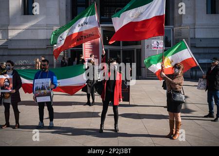 Madrid, Spanien. 04. März 2023. Demonstranten schwenken iranische Flaggen mit der Botschaft Leben und Freiheit der Frau während der Demonstration. Iranische Staatsbürger mit Wohnsitz in Spanien protestieren auf der Plaza de Cibeles, Madrid, gegen die Hunderte von Fällen von Mädchen, die in Schulen vergiftet wurden, die seit November letzten Jahres im Iran gemeldet wurden. Kredit: SOPA Images Limited/Alamy Live News Stockfoto