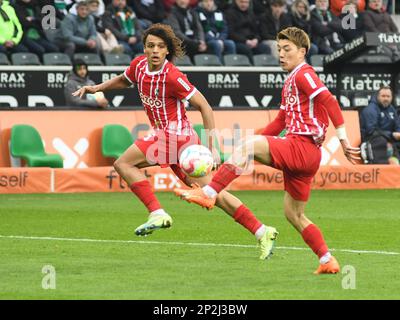 Mönchengladbach, Nordrhein-Westfalen, Deutschland. 4. März 2023. SC Freiburger Mittelfeldspieler RITSU DOAN (42, rechts) erhält einen Pass vor dem Teamkollegen KILIANN ERIC SILDILIA (25, links) beim Spiel Borussia Monchengladbach-SC Freiburg Bundesliga im Borussia-Park in Mönchengladbach am 4. März 2023. (Kreditbild: © Kai Dambach/ZUMA Press Wire) NUR REDAKTIONELLE VERWENDUNG! Nicht für den kommerziellen GEBRAUCH! Stockfoto