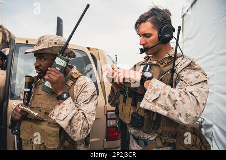 BAHRAIN (25. Januar 2023) – USA Marines, die der Naval Amphibious Task Force 51/5. Marine Expeditionary Brigade zugeteilt wurden, fordern während der letzten Übung von Neon Defender 23 in Bahrain am 25. Januar eine enge Luftunterstützung. Neon Defender ist eine jährliche bilaterale Schulungsveranstaltung zwischen den USA Marinestreitkräfte Zentralkommando und Bahrain. Die Übung konzentriert sich auf die maritime Sicherheit, die Installationsabwehr, den Marinebau, die medizinische Reaktion sowie Such- und Rettungstraining. Stockfoto