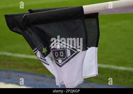 Mönchengladbach, Nordrhein-Westfalen, Deutschland. 4. März 2023. Die Eckflaggen werden nach dem Spiel Borussia Monchengladbach-SC Freiburg Bundesliga im Borussia-Park in Mönchengladbach am 4. März 2023 entfernt. (Kreditbild: © Kai Dambach/ZUMA Press Wire) NUR REDAKTIONELLE VERWENDUNG! Nicht für den kommerziellen GEBRAUCH! Stockfoto