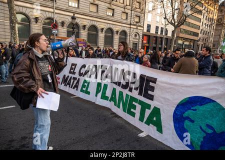 Barcelona, Spanien. 04. März 2023. Während der Demonstration wird ein Banner gegen den Kapitalismus gesehen. Hunderte von Menschen haben im Zentrum Barcelonas demonstriert, um ihre Ablehnung der Expansionsarbeiten des Flughafens von Barcelona sowie gegen das von der amerikanischen Firma Hard Rock im Camp de Tarragona gesponserte Erholungstouristenprojekt zu zeigen. Kredit: SOPA Images Limited/Alamy Live News Stockfoto