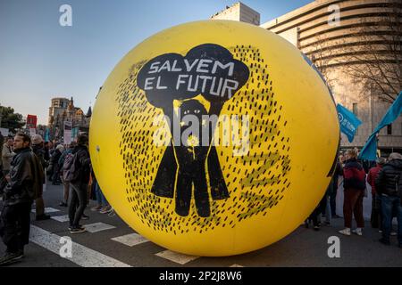 Barcelona, Spanien. 04. März 2023. Ein großer gelber Ballon gegen die Erweiterung des Flughafens Barcelona wird während der Demonstration gesehen. Hunderte von Menschen haben im Zentrum Barcelonas demonstriert, um ihre Ablehnung der Expansionsarbeiten des Flughafens von Barcelona sowie gegen das von der amerikanischen Firma Hard Rock im Camp de Tarragona gesponserte Erholungstouristenprojekt zu zeigen. Kredit: SOPA Images Limited/Alamy Live News Stockfoto