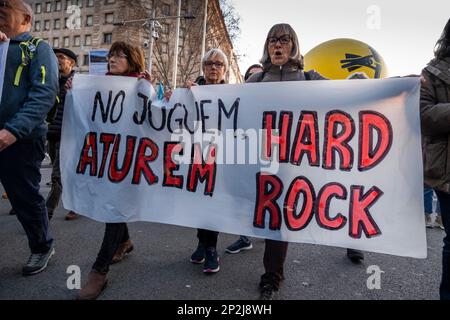 Barcelona, Spanien. 04. März 2023. Das einheitliche Banner gegen den Bau des Hard Rock Freizeittourismus-Projekts in Tarragona ist während der Demonstration zu sehen. Hunderte von Menschen haben im Zentrum Barcelonas demonstriert, um ihre Ablehnung der Expansionsarbeiten des Flughafens von Barcelona sowie gegen das von der amerikanischen Firma Hard Rock im Camp de Tarragona gesponserte Erholungstouristenprojekt zu zeigen. Kredit: SOPA Images Limited/Alamy Live News Stockfoto