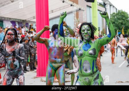 02.04.2023 Dominikanische Republik Punta Cana Jährlicher Karneval. Eine Frau in einem Karnevalskostüm Stockfoto