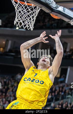 Berlin, Deutschland. 04. März 2023. Basketball: Bundesliga, Alba Berlin - FC Bayern München, Hauptrunde, Spieltag 22, Mercedes-Benz Arena. Albas Yanni Wetzell springt zum Korb. Kredit: Andreas Gora/dpa/Alamy Live News Stockfoto