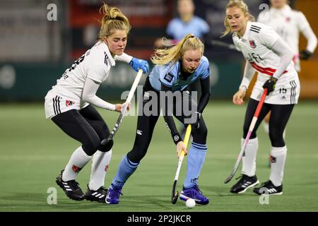 WASSENAAR, NIEDERLANDE - MÄRZ 4: Sabine Plonissen von Amsterdam D1, Valerie an Aalst von HGC D1, Freeke Moes von Amsterdam D1 während des Spiels Tulp Hoofdklasse Dames zwischen HGC D1 und Amsterdam D1 bei Roggewoning am 4. März 2023 in Wassenaar, Niederlande (Foto: Hans van der Valk/Orange Pictures) Stockfoto