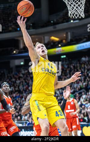 Berlin, Deutschland. 04. März 2023. Basketball: Bundesliga, Alba Berlin - FC Bayern München, Hauptrunde, Spieltag 22, Mercedes-Benz Arena. Albas Luke Sikma springt mit dem Ball in den Korb. Kredit: Andreas Gora/dpa/Alamy Live News Stockfoto