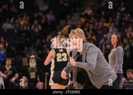 Minneapolis, Minnesota, USA. 3. März 2023. Iowa Hawkeyes Cheftrainer LISA BLUDER reagiert auf ein Spiel in der zweiten Hälfte von Iowa gegen Purdue am Freitag, den 3. März beim Big Ten Women's Basketball Tournament 2023 in Minneapolis, Minnesota. Iowa gewann 69-58 (Credit Image: © Steven Garcia/ZUMA Press Wire) – NUR REDAKTIONELLE VERWENDUNG! Nicht für den kommerziellen GEBRAUCH! Stockfoto