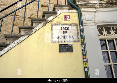 Coimbra, Portugal - 15. August 2022: Geflieste Straßenschilder Arco De Almedina unterhalb der Treppe Stockfoto