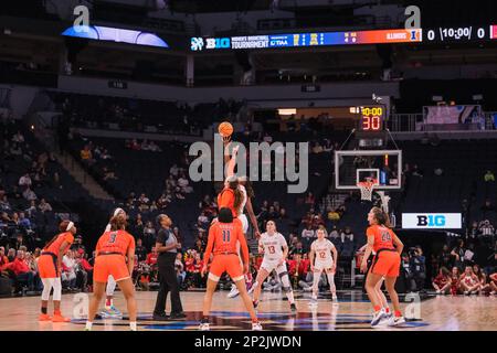 Minneapolis, Minnesota, USA. 3. März 2023. Ein Tipp in der ersten Hälfte von Maryland gegen Illinois am Freitag, den 3. März beim Big Ten Women's Basketball Tournament 2023 in Minneapolis, Minnesota. Maryland gewann 73:58. (Kreditbild: © Steven Garcia/ZUMA Press Wire) NUR REDAKTIONELLE VERWENDUNG! Nicht für den kommerziellen GEBRAUCH! Stockfoto